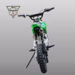 Vista trasera de una moto de cross verde con neumáticos de tacos.