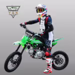 Piloto en una moto de cross verde GS Motors con equipo completo.