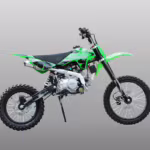 Fotografía de estudio vista lateral de una motocicleta de motocross verde