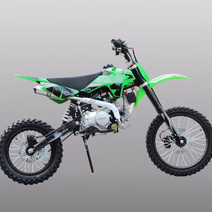 Foto de estúdio de motocicleta de motocross verde, vista lateral.