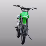 Fotografía de estudio con vista frontal de una motocicleta de cross verde.