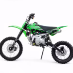Vista lateral de una moto de cross verde y negra