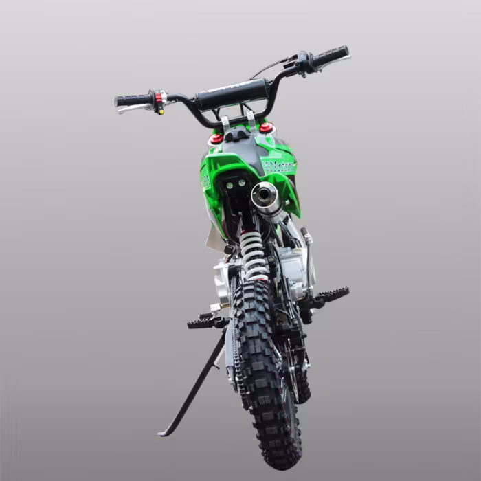 Moto de trilha verde, vista traseira com escapamento e pneu de cravo.