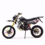 Moto de cross SIKSPAK negra con radios de ruedas de colores.