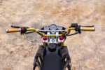 Manillar de motocicleta con puños dorados y panel de instrumentos