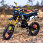 Moto de cross negra y dorada con radios de ruedas de colores.