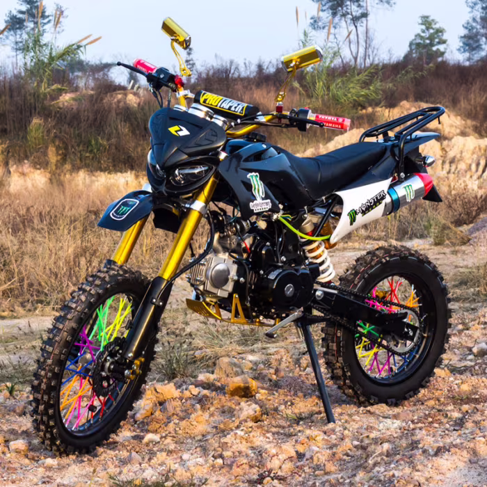 Moto de motocross preta e dourada com raios de roda coloridos.