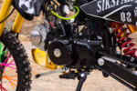 Primer plano del motor y los componentes del chasis de la moto de cross.