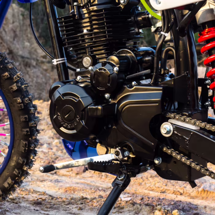 Motor de motocicleta preto com transmissão por corrente e pneu de cravos