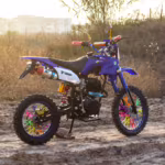 Motocicleta azul de trilha com raios coloridos nas rodas estacionada ao ar livre