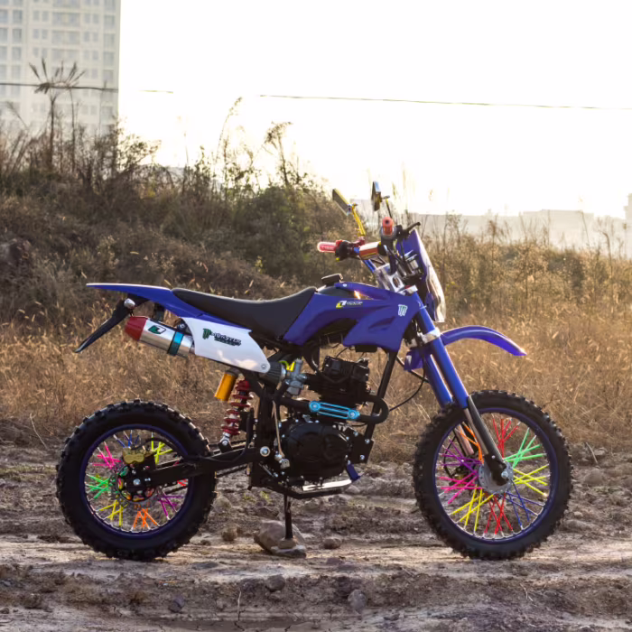 Moto de trilha azul com raios de roda coloridos ao ar livre