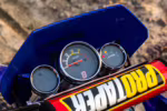 Painel de instrumentos para motocicleta com velocímetro e indicador de mph.