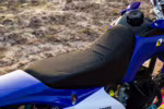 Assento e tanque de combustível de uma moto de trilha azul em close-up