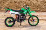Moto de cross verde Monster Energy con radios de colores