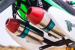 Tubos de escape dobles para motocicleta con puntas rojas