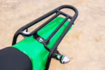 Detalle del portaequipajes trasero y la luz trasera de la motocicleta