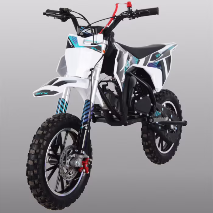 Moto de cross eléctrica blanca y azul con asiento negro.