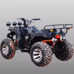 Quadriciclo ATV preto com pneus off-road e bagageiro traseiro.