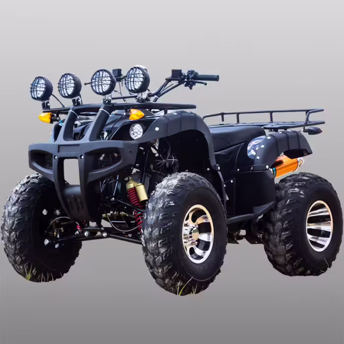 Quadriciclo preto com quatro faróis dianteiros e pneus grandes.