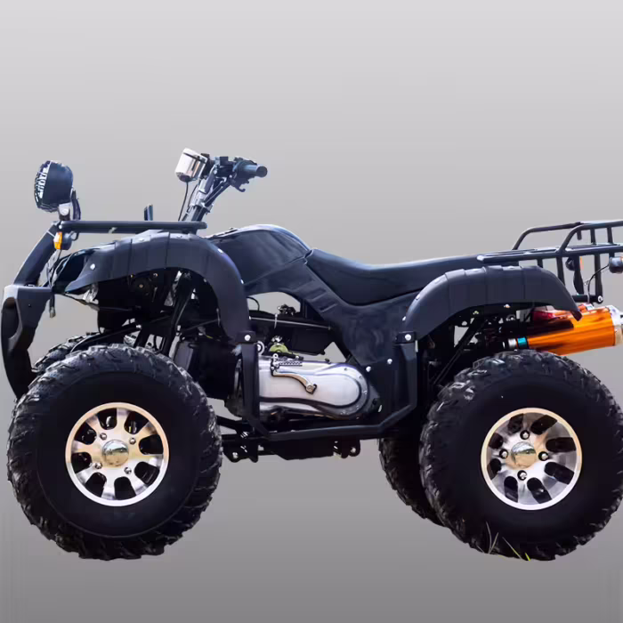 vista lateral do quadriciclo ATV preto
