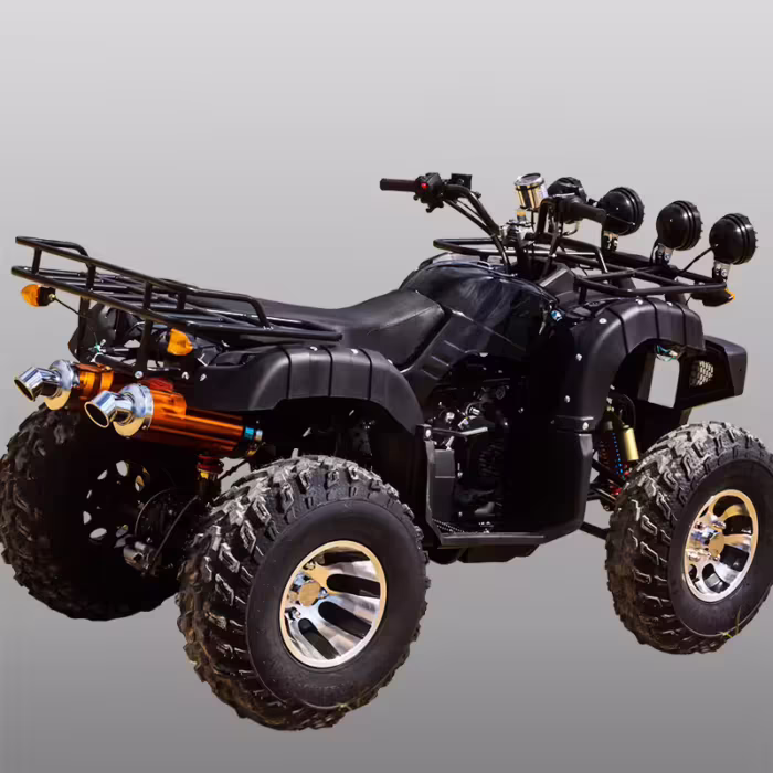 Quadriciclo ATV preto com escapamento duplo e luzes no teto.