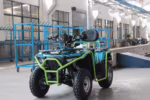 Quadriciclo YKF-F1 200 com para-choques verdes de fábrica.