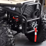 Defensa frontal de ATV con winch eléctrico de 2500 lb y correa roja