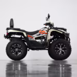 Vista lateral del ATV YKF-F1 300 con carrocería beige y gráficos naranjas