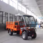 ATV utilitario naranja con plataforma de carga en fábrica
