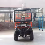 Vehículo utilitario naranja con cabina en fábrica