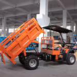 Vehículo utilitario naranja con caja basculante hidráulica