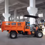 Vehículo utilitario naranja de cuatro ruedas con plataforma de carga en fábrica.