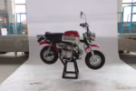 Mini motocicleta vermelha e branca em exposição.