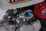 Motor de motocicleta com tampa cromada e painel da carroceria vermelho