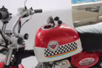 Tanque de combustível para motocicleta Gorilla nas cores vermelho e branco com padrão quadriculado.