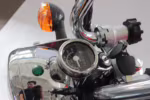 Velocímetro e controles do guidão da motocicleta em close-up