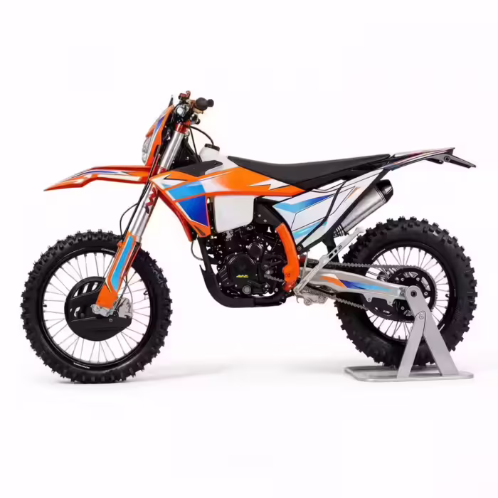 Moto de motocross laranja e azul em suporte.