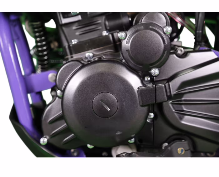 Close-up do motor da motocicleta com quadro roxo