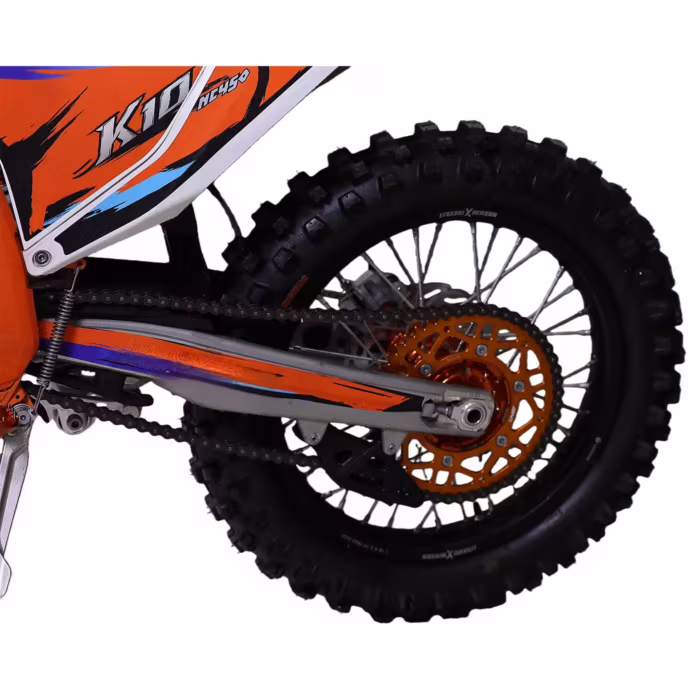 Roda traseira de motocross com coroa e corrente laranja.