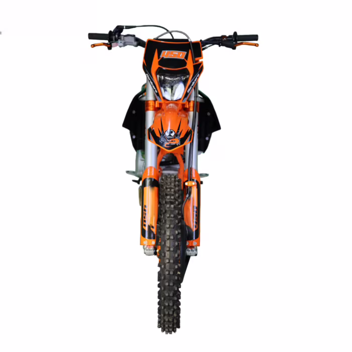 Vista frontal de uma moto de motocross laranja e preta com a marcação 450.