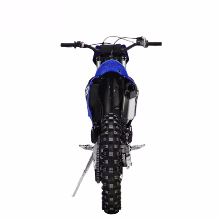 Motocicleta de trilha azul, vista traseira com escapamento.