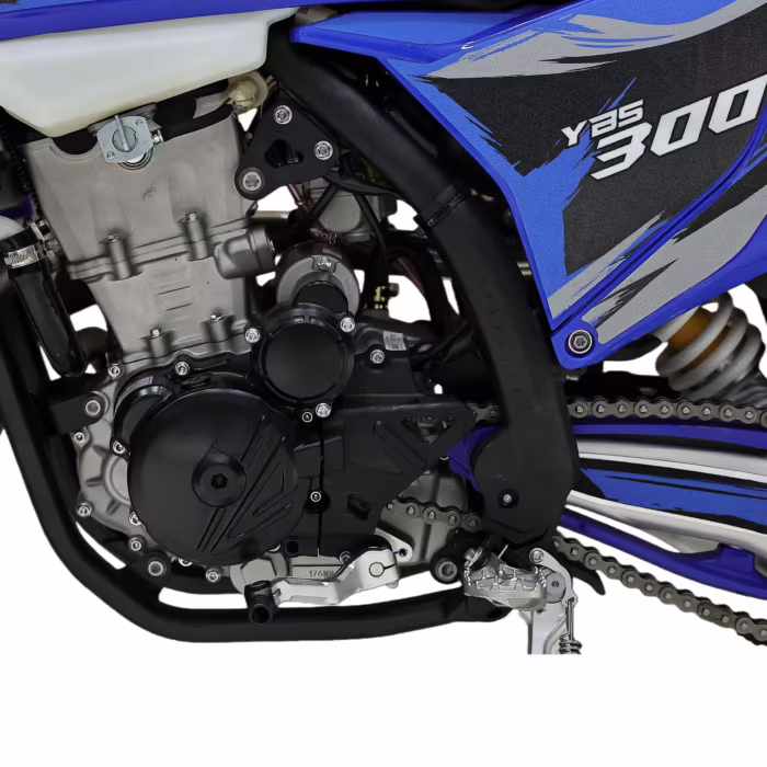 Motor e quadro da moto de motocross YBS300 em close-up