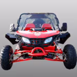 Vista frontal de um kart off-road vermelho