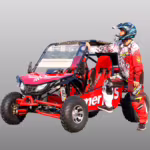 Piloto de capacete com kart off-road vermelho