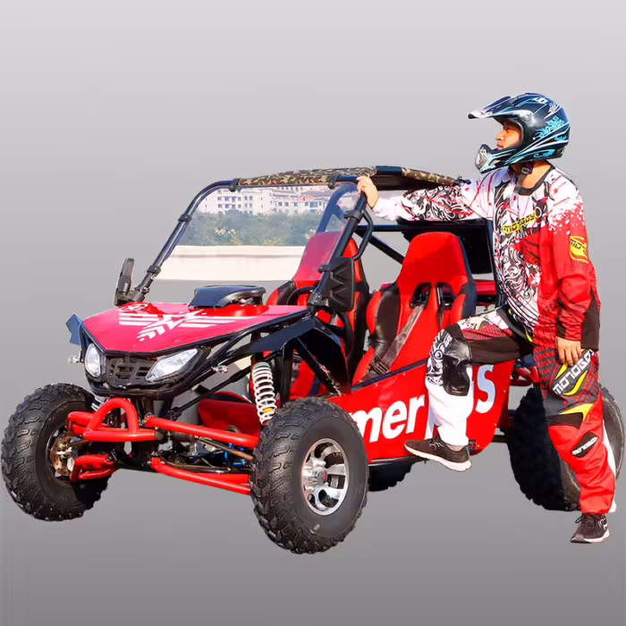 Piloto de capacete com kart off-road vermelho