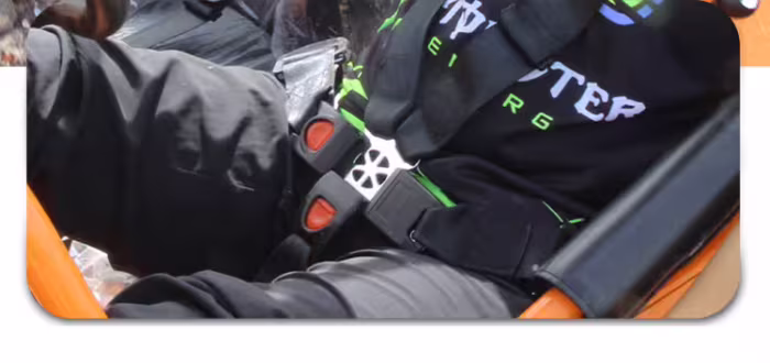 Persona con arnés de seguridad en el asiento del kart