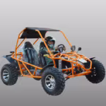 Kart off-road laranja com gaiola de proteção e piloto.