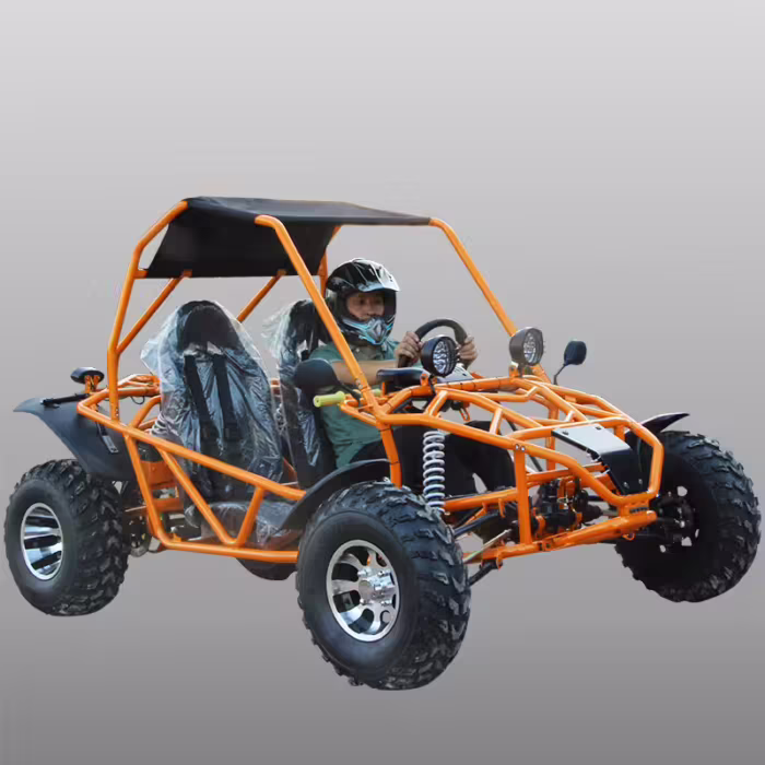 Kart todoterreno naranja con jaula antivuelco y conductor.