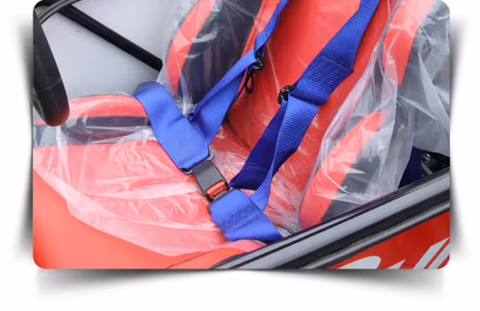 Arnés de seguridad azul en asiento rojo