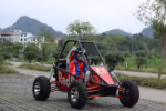 Kart off-road vermelho com piloto em traje de corrida